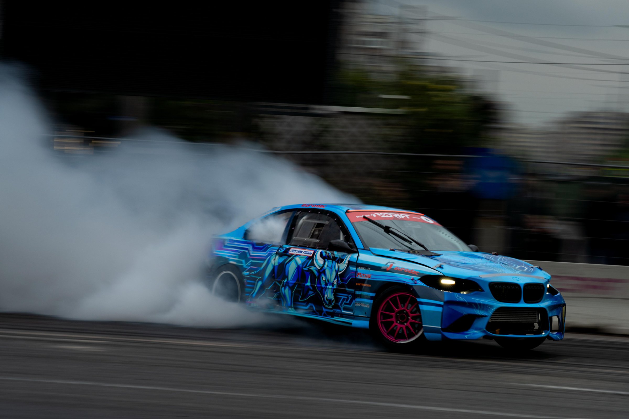 BMW-ul Toro Drift în drift, învăluit în fum