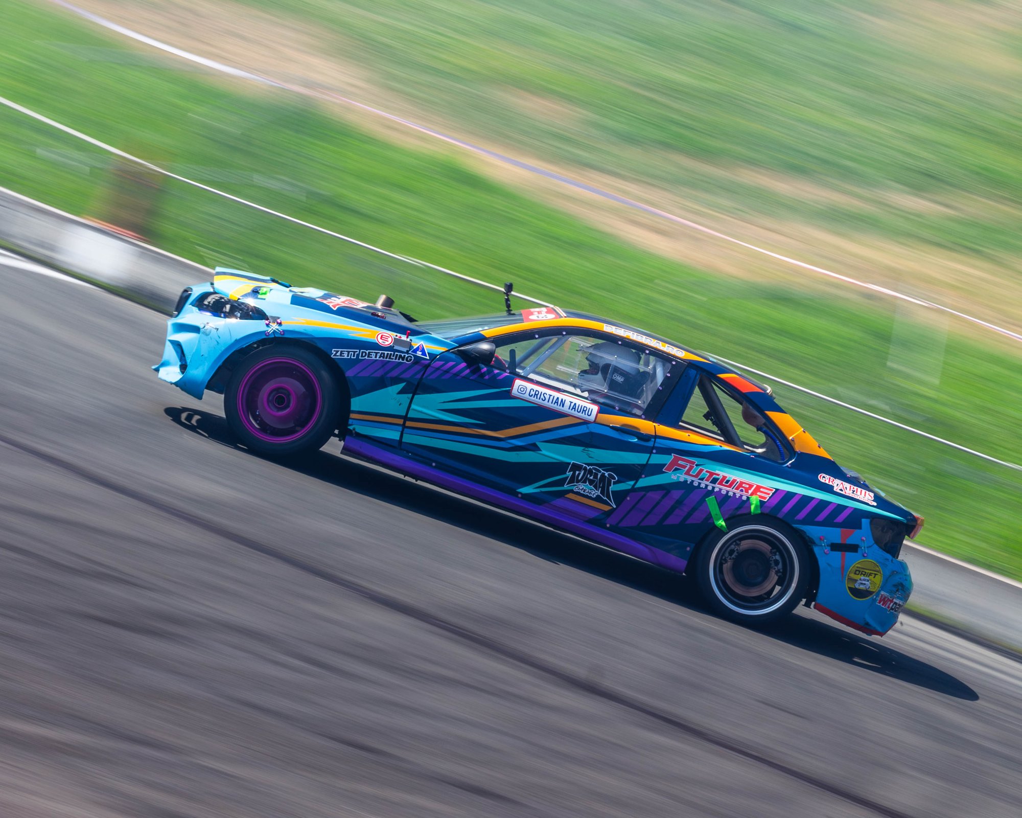 Mașina Toro Drift în viteză pe circuit