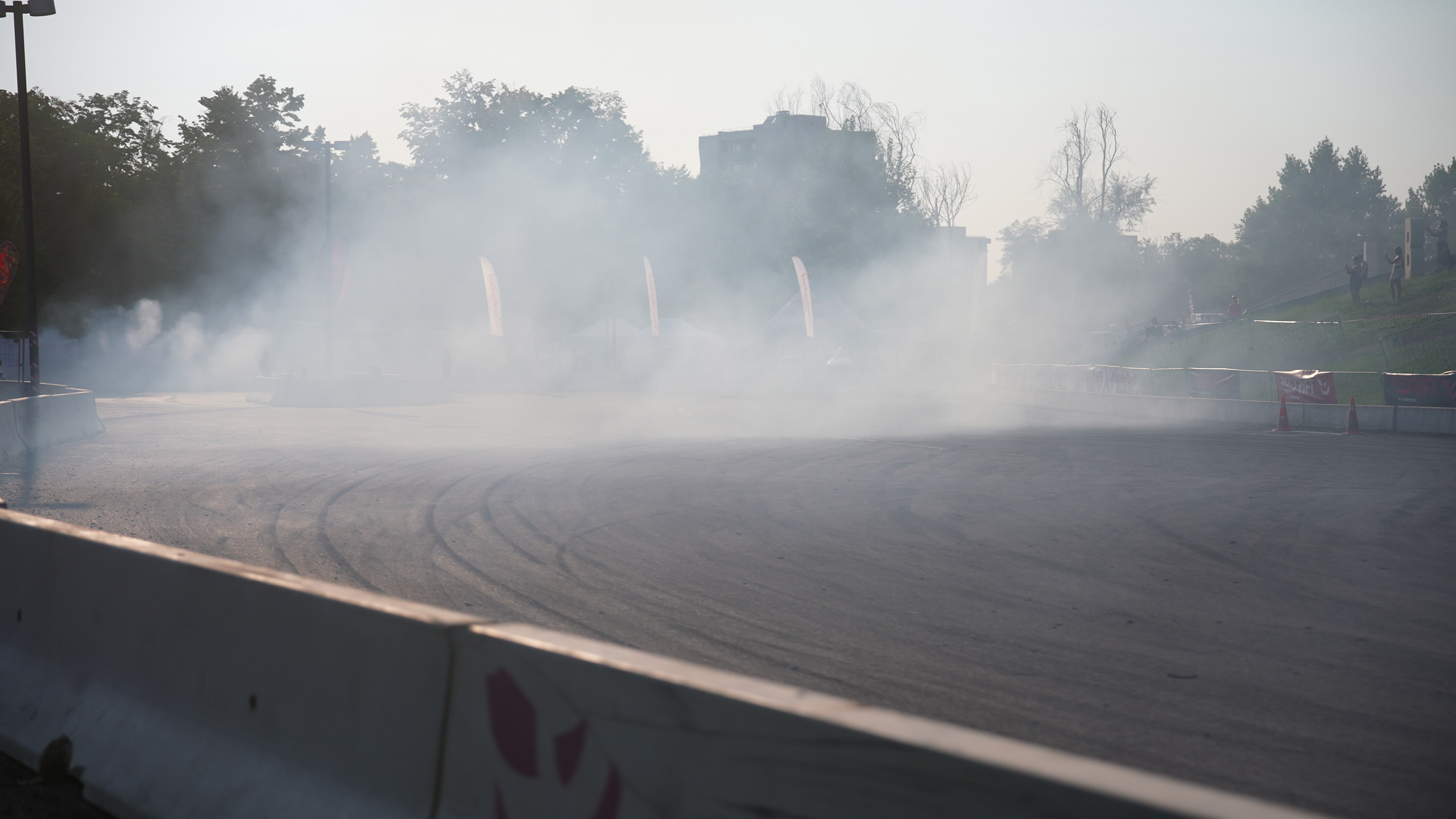 Pistă învăluită în fum după un drift Toro Drift